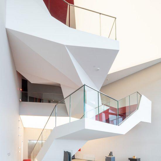 Imposanter Treppenaufgang in einem Theater mit stilvollem Design - GROSSMANN INTERIORS