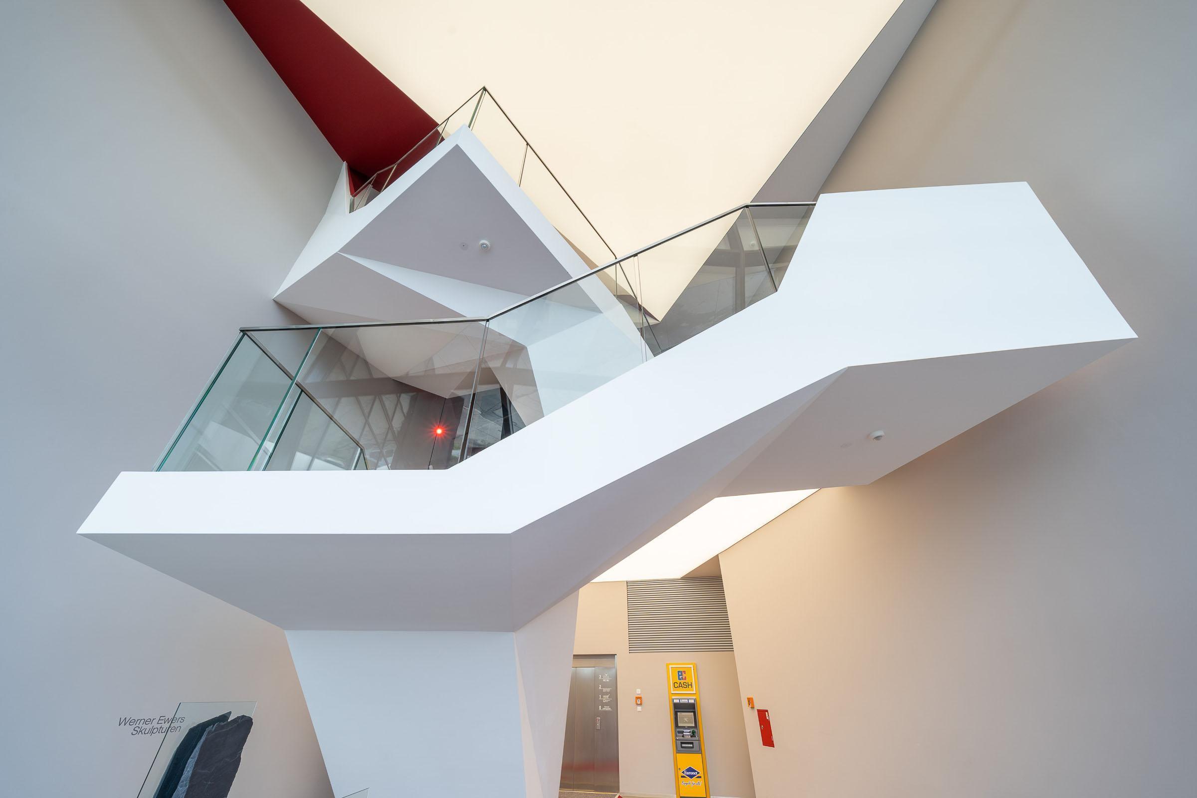 Imposanter Treppenaufgang in einem Theater mit stilvollem Design - GROSSMANN INTERIORS