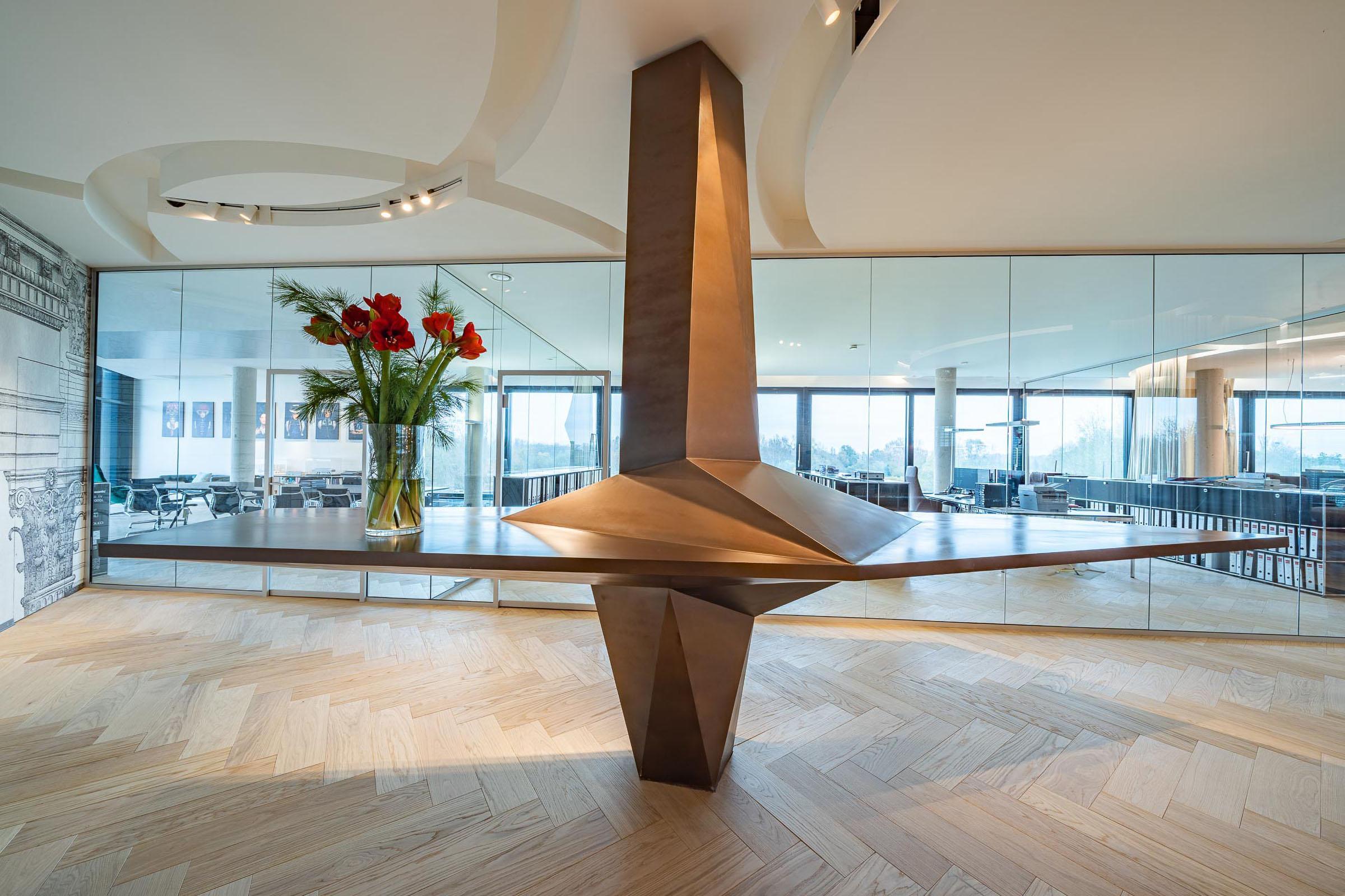 Willkommen in einem Eingangsbereich von unvergleichlichem Komfort und luxuriösem Flair - Einladendes Interior Design für anspruchsvolle Büroumgebungen - GROSSMANN INTERIORS