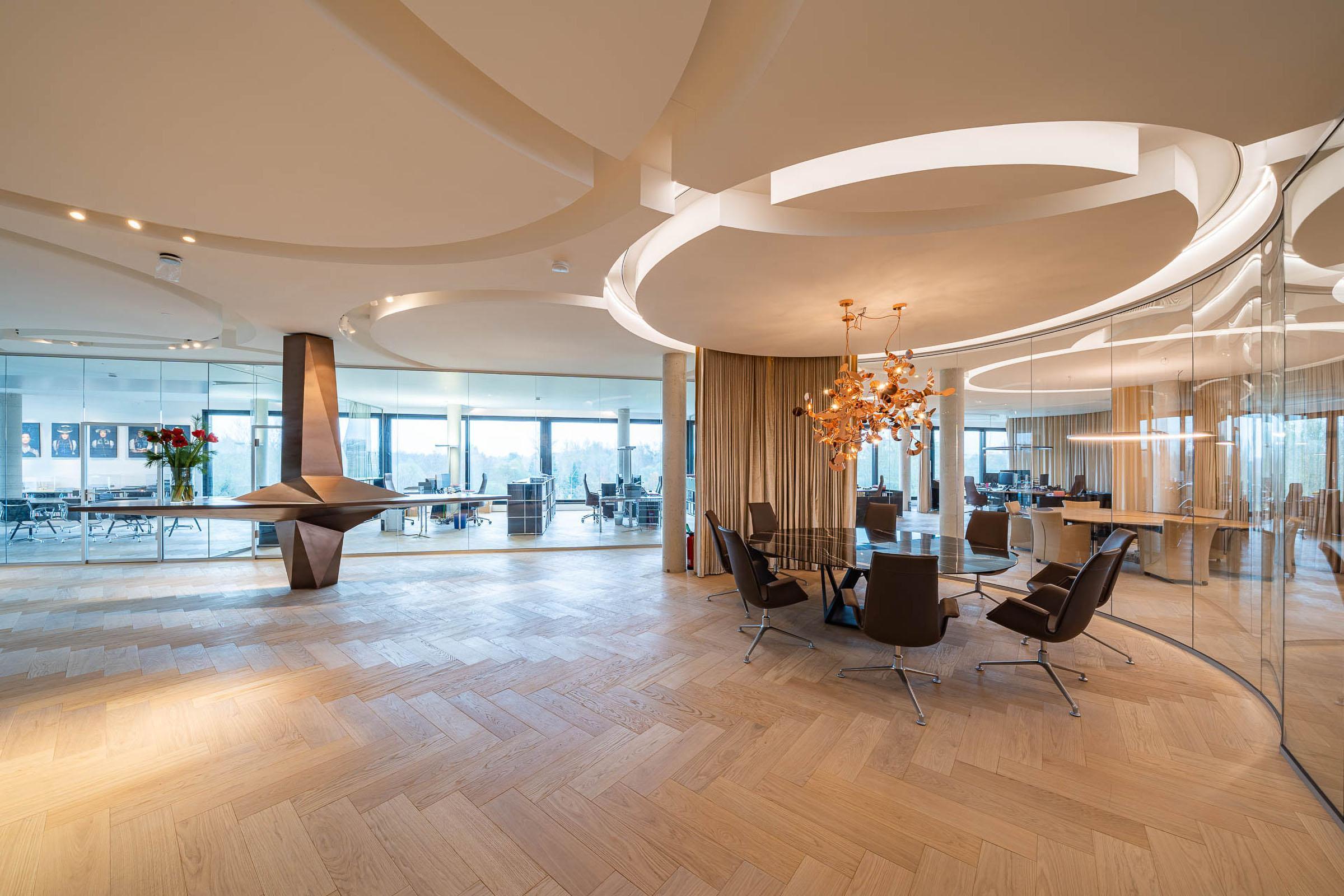 Willkommen in einem Eingangsbereich von unvergleichlichem Komfort und luxuriösem Flair - Einladendes Interior Design für anspruchsvolle Büroumgebungen - GROSSMANN INTERIORS