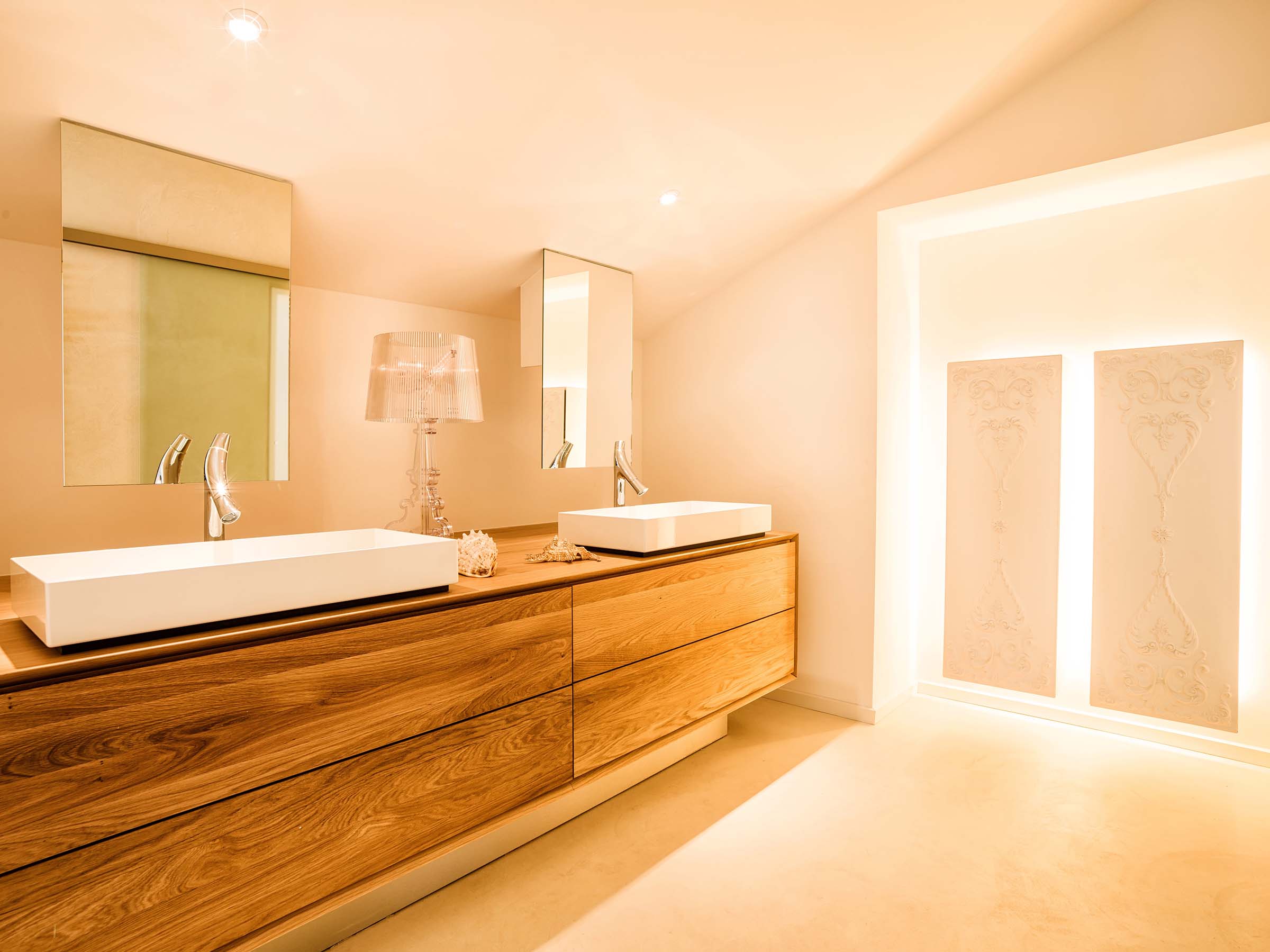 Exquisite Badezimmereinrichtung in einer luxuriösen Villa - Hochwertiges, cleanes und elegantes Design für anspruchsvollen Wohnkomfort - GROSSMANN INTERIORS