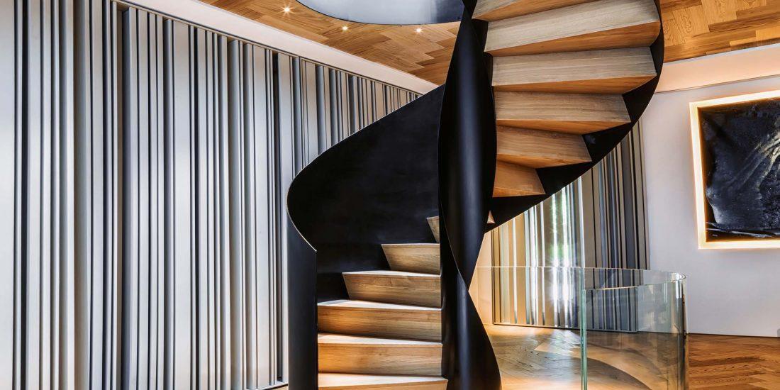 Elegante, stylische Wendeltreppe in Schwarz für einen modernen und raffinierten Look - GROSSMANN INTERIORS