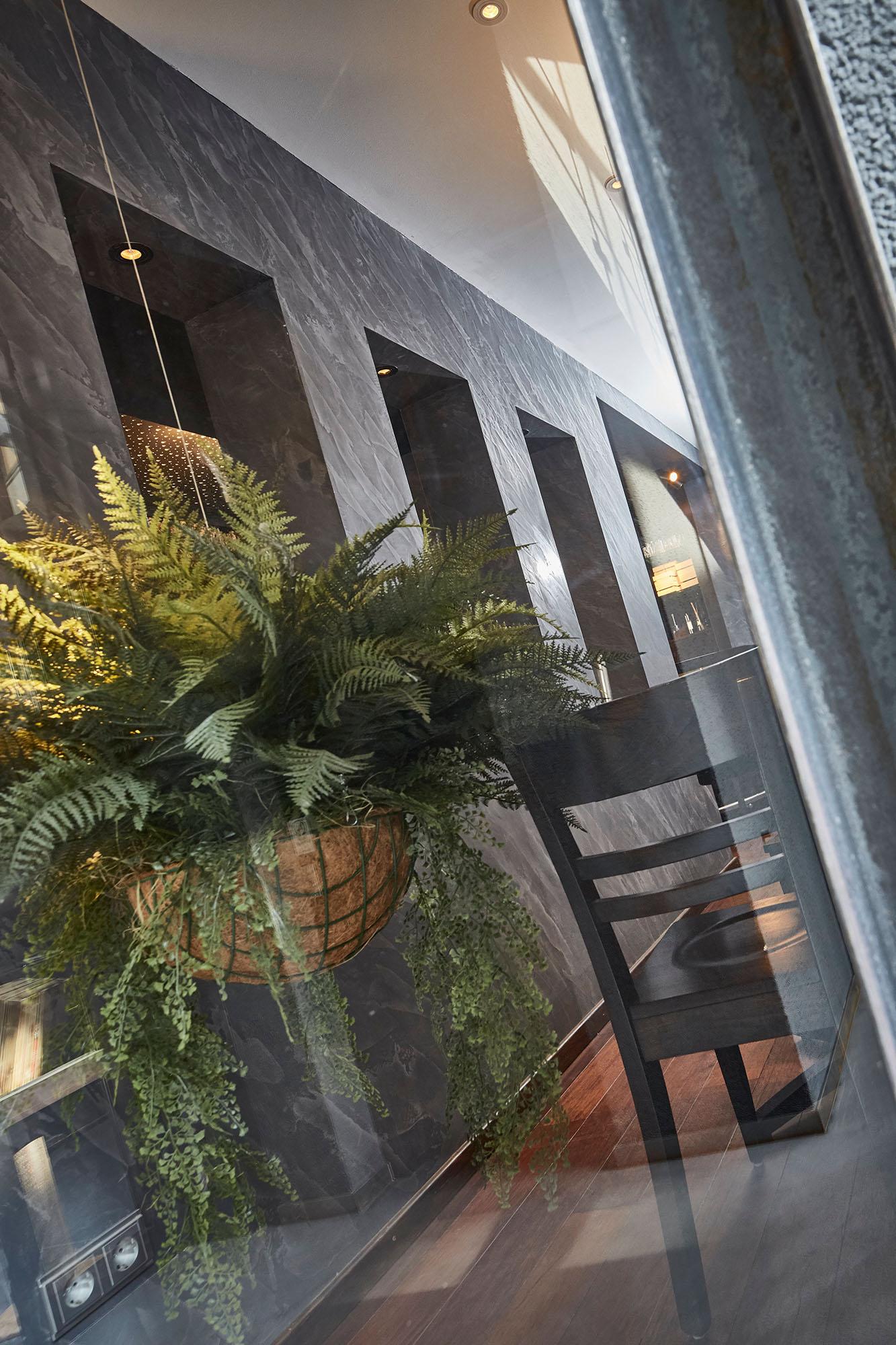 Einblick in ein komfortables und modernes Restaurant mit elegantem Ambiente - Einladendes Interior Design und ein Hauch von Raffinesse - GROSSMANN INTERIORS