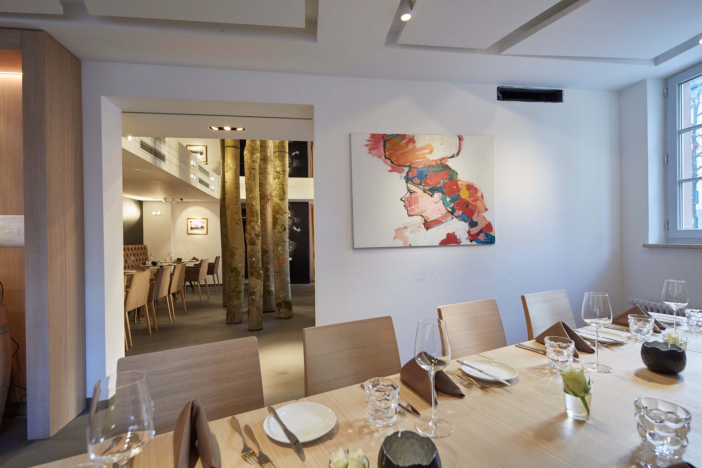 Bild eines äußerst komfortablen und modernen Restaurants - Eine Oase der Eleganz und Sauberkeit - GROSSMANN INTERIORS