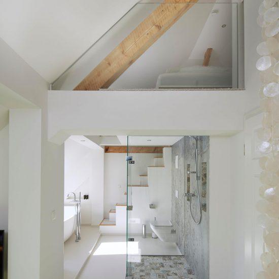 Stilvoll eingerichtetes, modernes Badezimmer in einem Hotel - Luxuriöses Interior Design für entspannende Aufenthalte - GROSSMANN INTERIORS