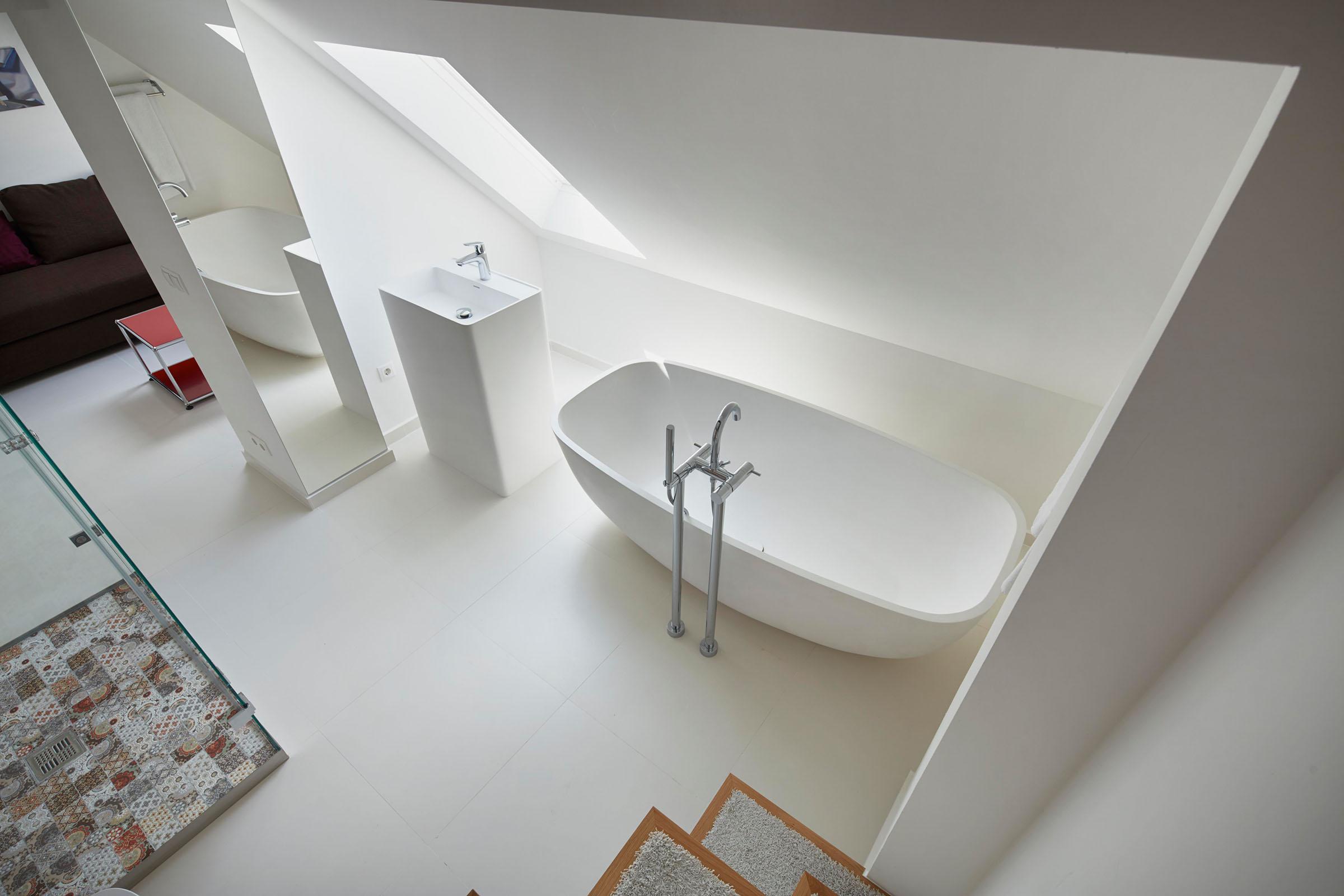 Stilvoll eingerichtetes, modernes und reduziertes Badezimmer in einem Hotel - Zeitgemäßes Interior Design für entspannten Komfort - GROSSMANN INTERIORS