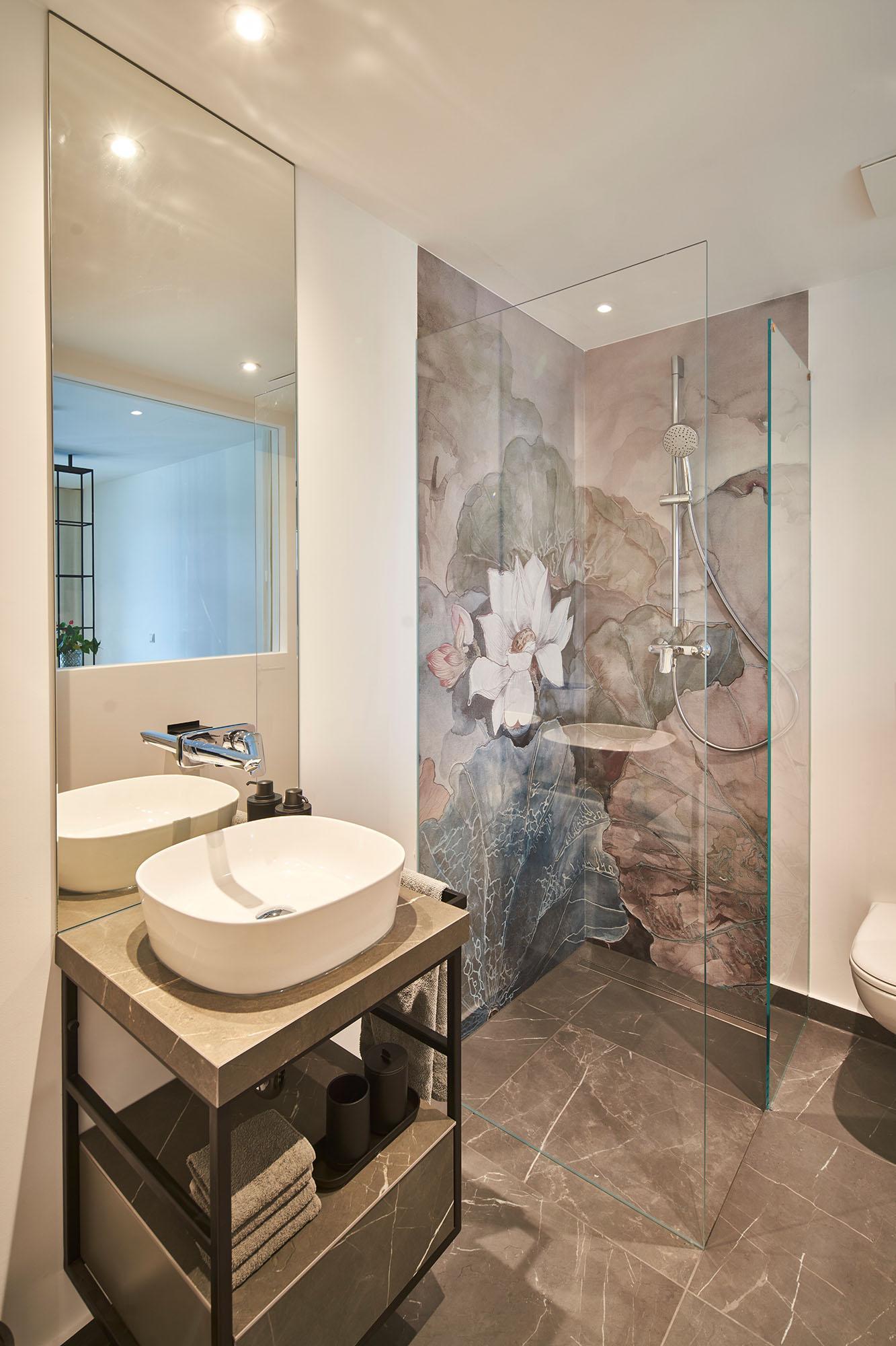 Stilvoll eingerichtetes, modernes Badezimmer in einem Hotel - Luxuriöses Interior Design für entspannende Aufenthalte - GROSSMANN INTERIORS