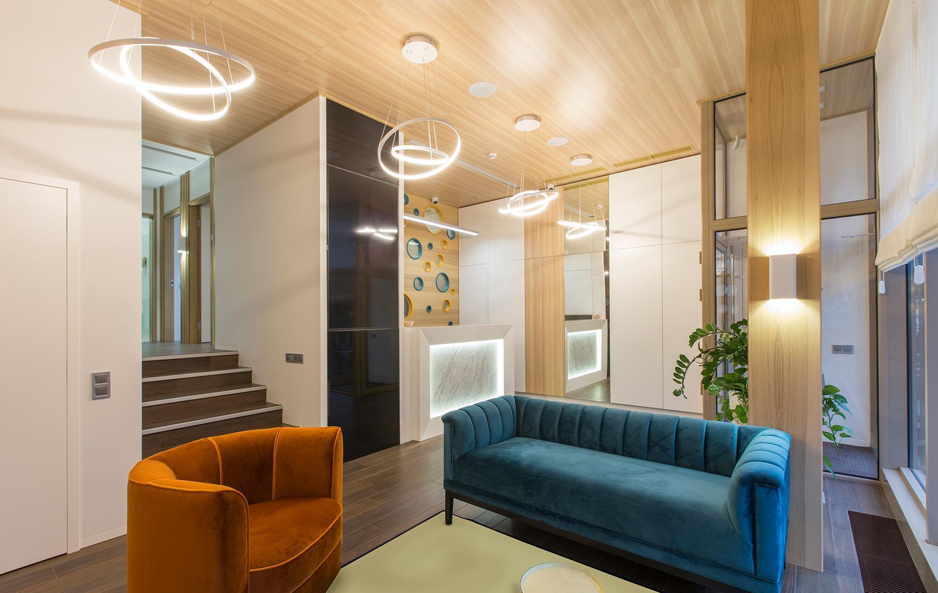 Wartebereich einer Gesundheitseinrichtung - Modernes Interior Design für Komfort und Entspannung - GROSSMANN INTERIORS